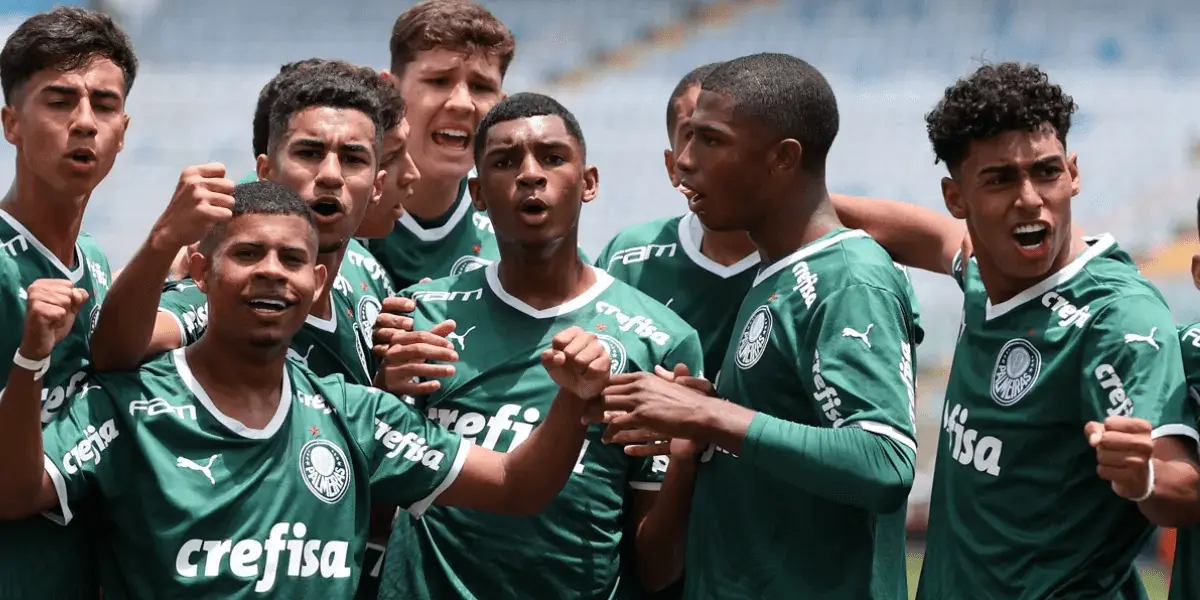 Cria das categorias de base e promissor, jogador de 17 anos anunciou a saída do Palmeiras