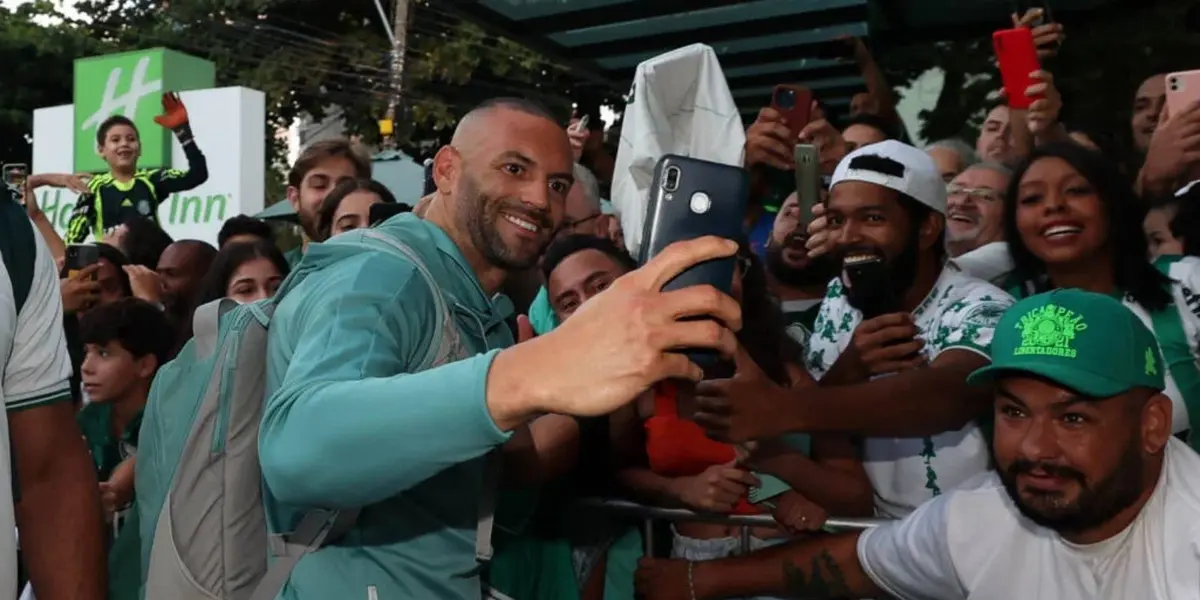 Palmeiras chega a Goiânia para pegar o Goiás e recebe carinho de torcedores