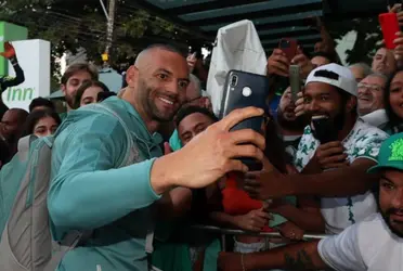 Palmeiras chega a Goiânia para pegar o Goiás e recebe carinho de torcedores